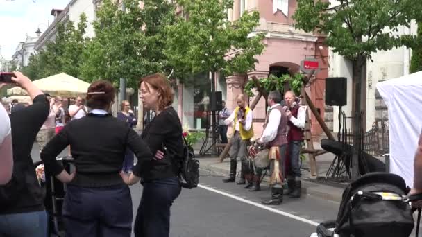 Bürger genießen Folkloregruppen, die Musik spielen. 4k — Stockvideo