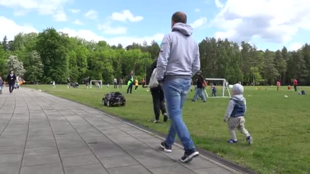 Los padres con niños se recrean en el parque. 4K — Vídeo de stock