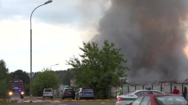 İtfaiyeciler ve polisler yanık deposunun yakınında çalışıyor. 4k