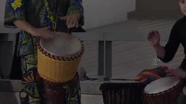 Muzyk grupy z afrykańskim djembe grać na ulicy miasta. 4K — Wideo stockowe