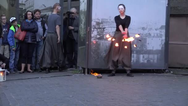 Artistin mit brennender Fackel startet Feuerjonglage-Performance. 4k — Stockvideo