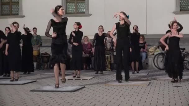 Hermoso equipo de mujeres en vestidos negros bailan flamenco a ritmo de batería. 4K — Vídeos de Stock
