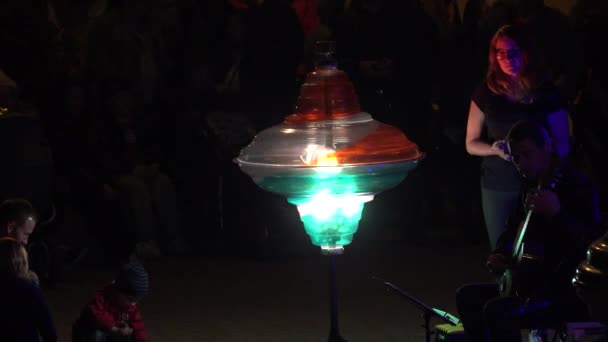 Enorme verlichte zweefmolen spin in vierkante buitenkant. 4k — Stockvideo