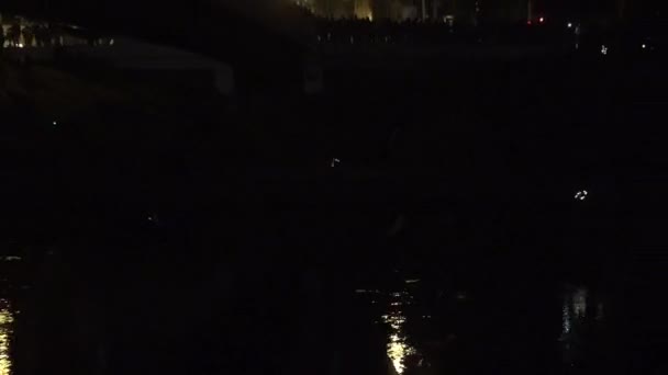 Projection d'effets de lumière laser sur la rivière et le citoyen près du pont. 4K — Video