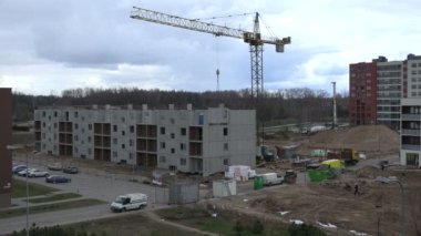 vinç ile inşaatçılar beton blok ev duvar parçası eklemek. 4k