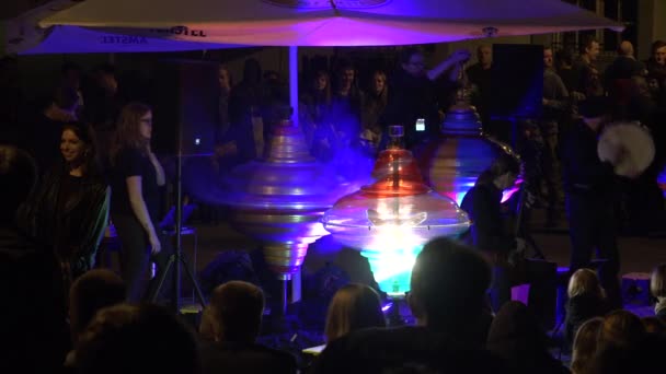 Moderne Show mit Musikband und großem Wirbel auf dem Platz. 4k — Stockvideo