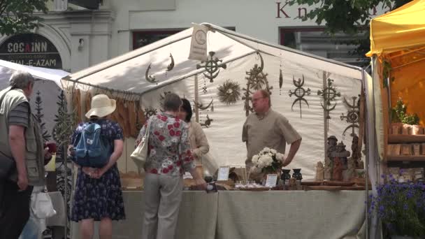 Sprzedawcy ludzie sprzedają produkty naturalne na zewnątrz targów letnich. 4K — Wideo stockowe