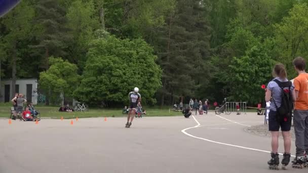 Professionell rullskridskoåkare man finish i konkurrens. 4K — Stockvideo