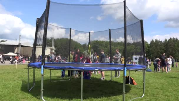 Kid Jump op trampoline. 4k — Stockvideo