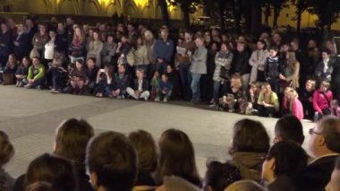 insanlar seyirci heyecan verici erkek ve kız modern dans performans izlemek. 4k