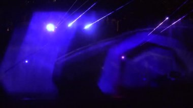 Gizemli lazer video geceleri nehir üzerinde ışık efektleri projeksiyonlar. 4k