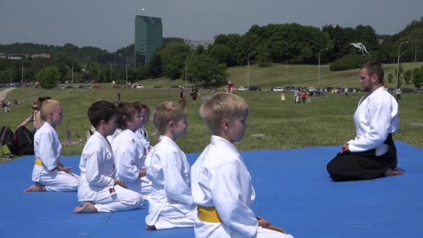 Maître entraîneur d'Aïkido avec des enfants élèves commencent à se réchauffer. 4K — Video