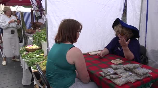 Μελλοντικός ταμίας με tarot card stall στην αστική γιορτή. 4K — Αρχείο Βίντεο