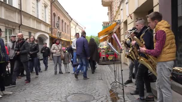 Groep jonge mannen spelen met blaasinstrumenten en toeristen. 4k — Stockvideo