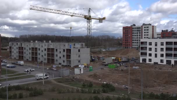 Γερανός και εργάτες που χτίζουν επίπεδη κατοικία στο εργοτάξιο. 4K — Αρχείο Βίντεο