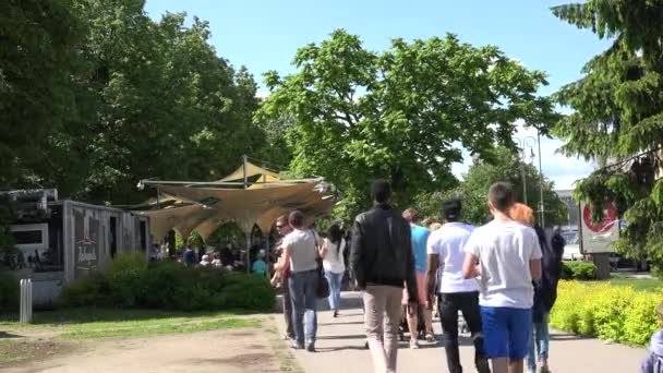 Ciudadanos soplan pompas de jabón en un desfile internacional masivo. 4K — Vídeos de Stock