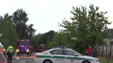İtfaiye ekibi, polis, kurtarma servisi görev de yanan depolama. 4k