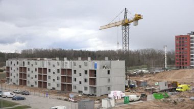 Vinç asansör bulutlu gökyüzü arka plan üzerinde beyaz çanta. 4k