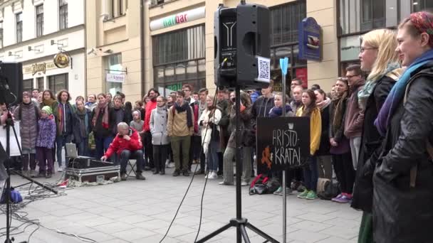 Skupina mladých hudebníků zpívá a hraje populární hudbu. 4K — Stock video