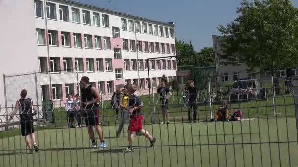 Equipes de basquete participam da competição de rua. 4K — Vídeo de Stock