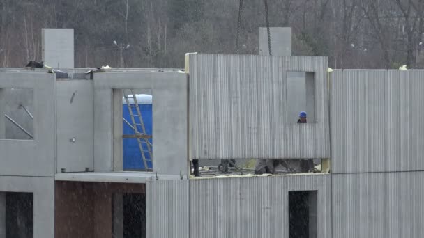 Constructor hombres con grúa adjuntar marco de la pared de la casa del último bloque. 4K — Vídeos de Stock