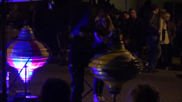 Девушка ветер гигантский вихрь и мужчина играть музыку, как с барабаном. 4K — стоковое видео