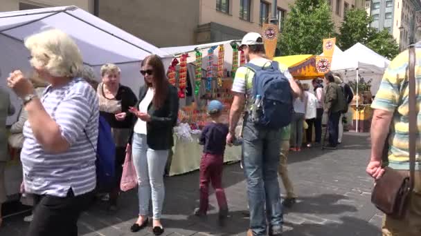 Bonbons colorés bonbons vendus dans la rue juste et les gens avec des enfants. 4K — Video