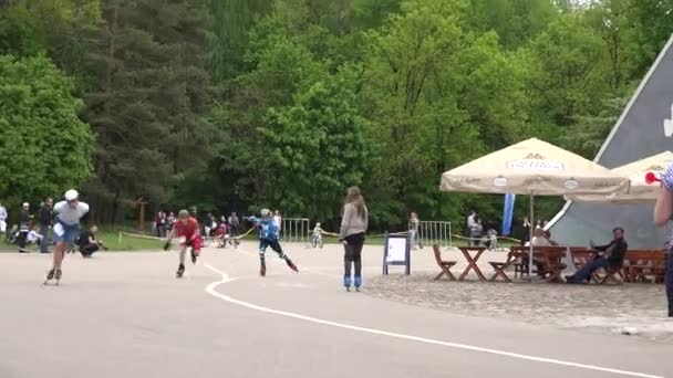 Rollschuhfahrer beendet Eisschnelllauf-Wettkampf 4k — Stockvideo