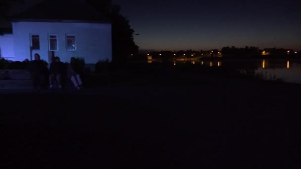 Mujeres grupo concierto de cantar poesía y la gente audiencia cerca del lago. 4K — Vídeos de Stock