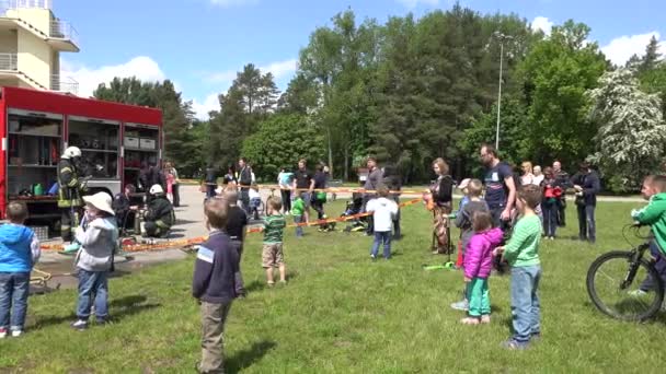 Children with parents firefighter men performance in public park. 4K — Stock Video