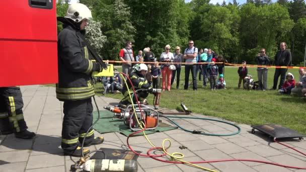 Brandmän demonstrera olika verktyg som används räddningsinsatser. 4K — Stockvideo