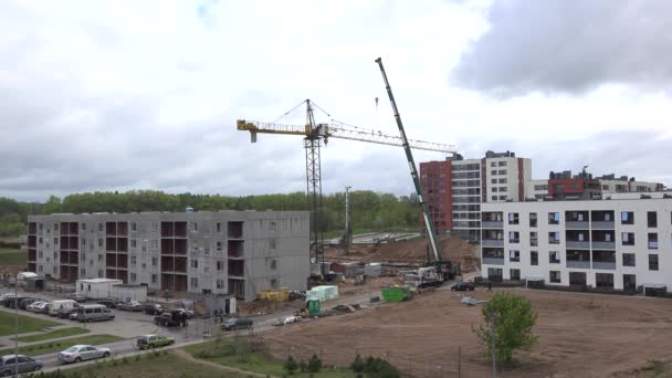 Desmontaje de grúas en la obra de construcción de viviendas. 4K — Vídeo de stock