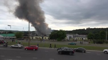 yanan binada trafik ve insan karışıklık . 4k