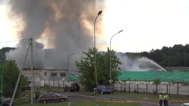 As brigadas de polícia cercaram as tiras de batente que queimam a área de edifício. 4K — Vídeo de Stock