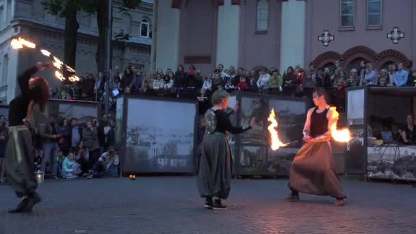 Desempenho sensível do festival de teatro de rua com tochas de fogo. 4K — Vídeo de Stock