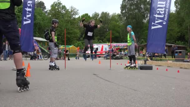 Patineuse amateur saute par-dessus la barre en compétition de roller. 4K — Video