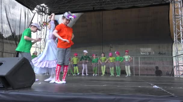 Danseuses de ballet filles se produisent sur scène. 4K — Video