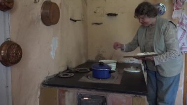 Yaşlı büyükannem eski ateş fırınına köfte koymuş. 4k