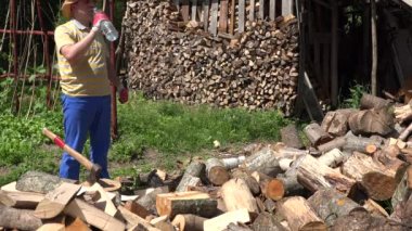 Yorgun bahçıvan adam plastik şişe den su içmek ve odun doğrayın. 4k
