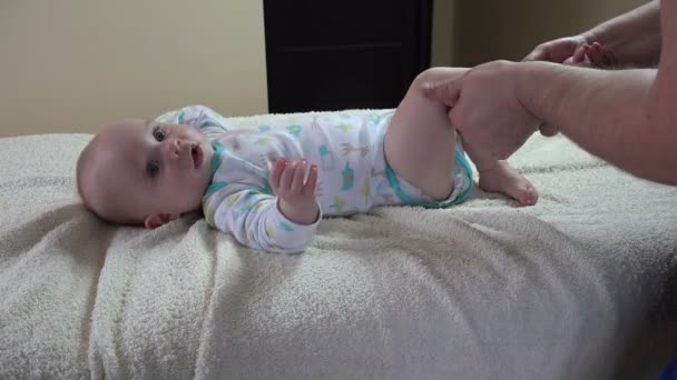 Masseur faire massage professionnel pour bébé fille sur une table spéciale. 4K — Video