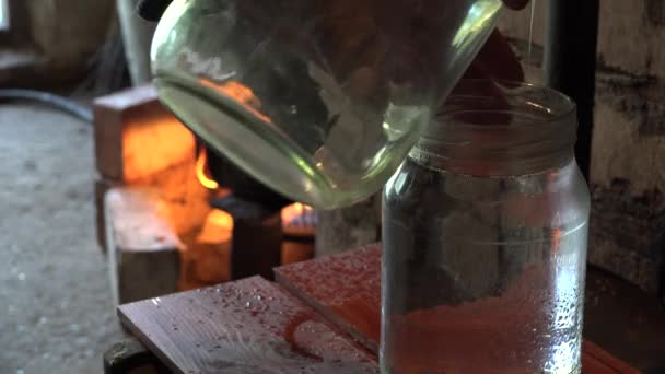 Fermier paysan mains changer pot plein de boisson à la gnôle avec un vide. 4K 