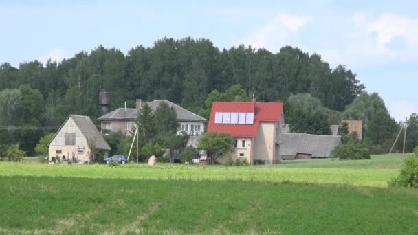 시골 마을 집 옥상에 태양 수집가 패널. 축소합니다. 4k — 비디오