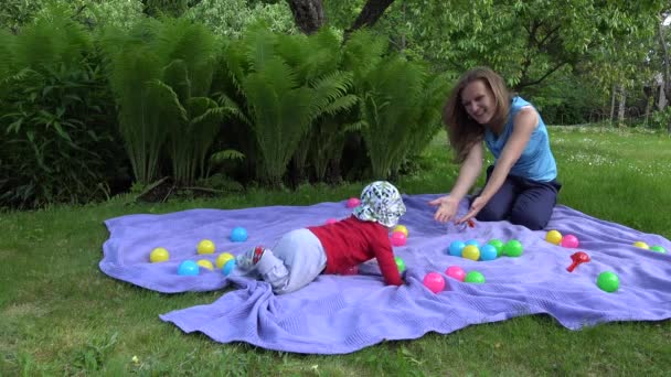 Zuigeling baby crawl aan moeder. Vrouw knuffel kind. 4k — Stockvideo