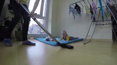 ev hanımı bebek kızı bakmak ve hoover ile temiz ev. 4k