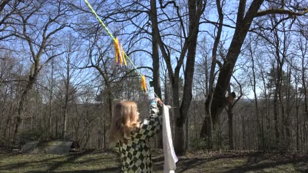 Leende kvinna hänga upp våta handdukar på repet i bakgård. 4K — Stockvideo