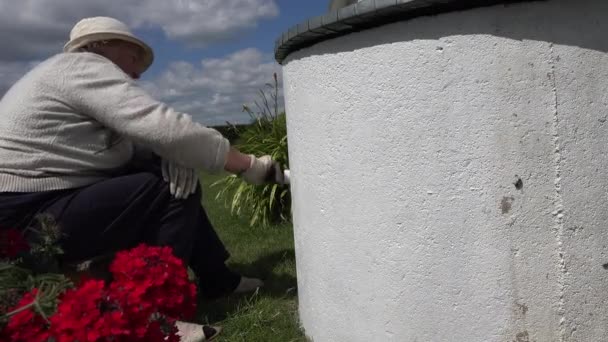 Contadina pensionato donna con vernice pennello bene casa in colore bianco. 4K — Video Stock