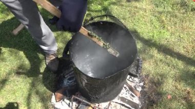 eller ateşte varil stand sıcak kaynama katran dökün. 4k