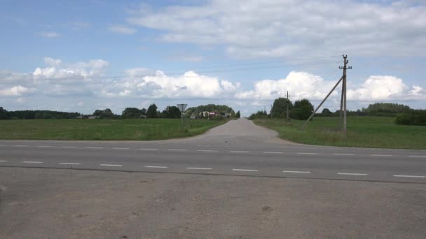 Colectores solares en el techo de la casa rural cerca de la carretera de grava. 4K — Vídeos de Stock