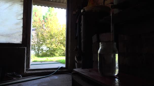 Destilería casera tradicional para hacer vodka de aguardiente utilizado en Europa. 4K — Vídeo de stock