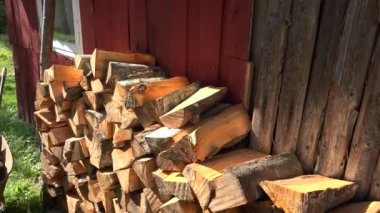 eldiven ile adam elleri odunluk ev duvarı yakınında odun yığını. 4k